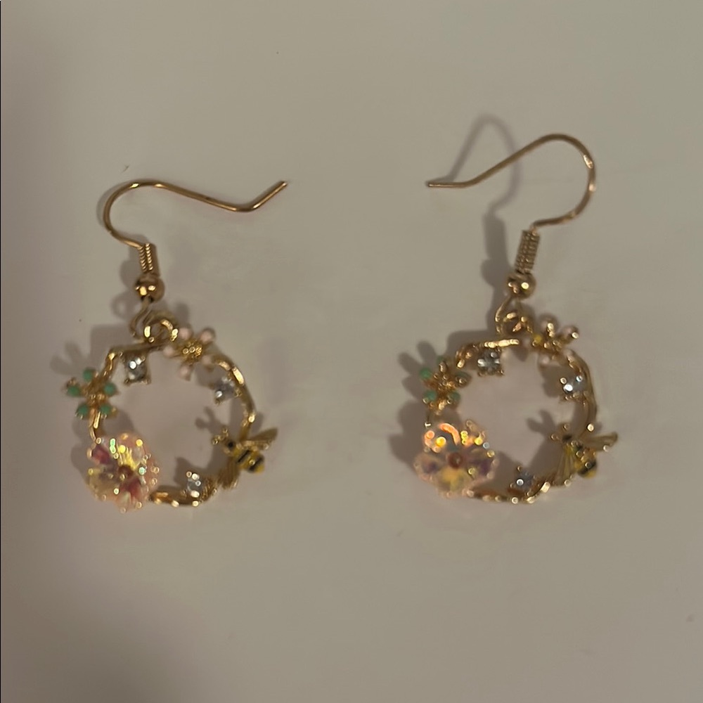 ⭐️🐝NWOT Floral & bee design Gold tone Hoop Earrings - French wire